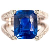 Saphir de Ceylan non chauffé serti sur une bague en diamant