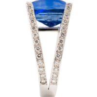 Saphir de Ceylan non chauffé serti sur une bague en diamant – Image 2