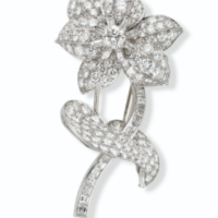 Broche fleur Cartier en or blanc pavée de diamants